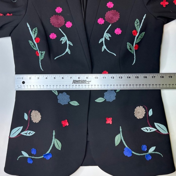 Carlisle Collection Black fitted blazer w/colorful appliqué flowers. Size 8 EUC - Picture 10 of 15